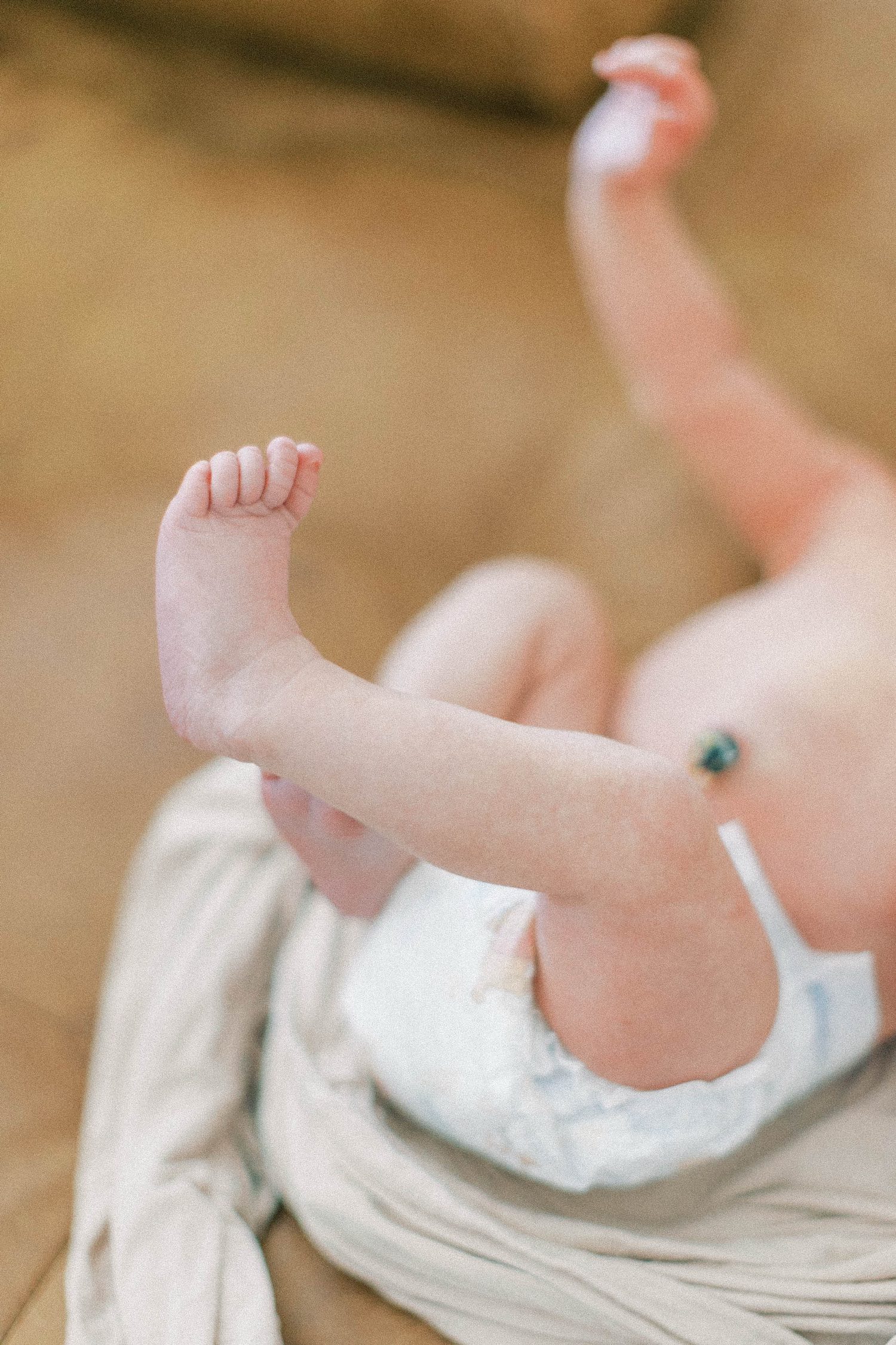 Natural light in home newborn session in Thousand Oaks, Thousand Oaks newborn photographer, Thousand Oaks newborn photography, Thousand Oaks family photographer, in home newborn session in Ventura County, in home Ventura County newborn photographer, in home newborn session Thousand Oaks, Conejo Valley in home newborn session, Conejo Valley in home newborn photographer, Conejo Valley newborn photographer, newborn photographer in Conejo Valley, newborn photographer in Ventura County