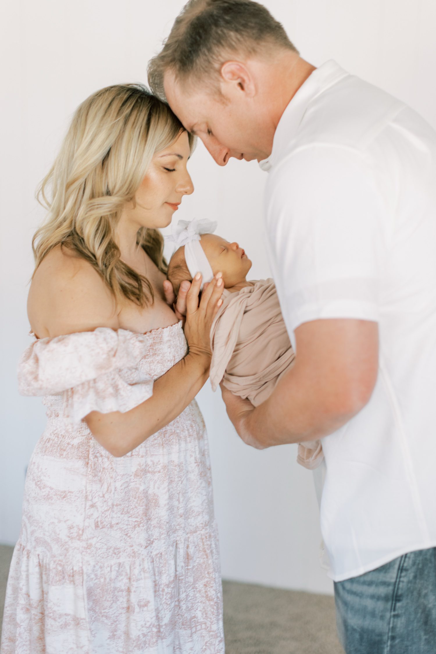 How to Prepare for an In-Home Newborn Photography Session in Thousand Oaks & Ventura County, preparing for an in home newborn session in Ventura County, Thousand Oaks Newborn Photographer, Ventura County newborn photographer, Thousand Oaks newborn session, how to prepare for your newborn session, Southern California newborn session, Newborn photography tips and tricks, what to prepare for your newborn photoshoot in Ventura County, what to prepare for your newborn photoshoot in Thousand Oaks
